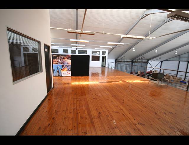 1,545M² SHOWROOM TO LET IN PAARDEN EILAND